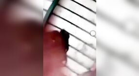 Il video XXX della moglie pakistana la cattura nuda e sfoggia i suoi seni per il suo amante 1 min 40 sec
