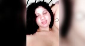 El video XXX de la esposa paquistaní la captura desnuda y haciendo alarde de sus pechos para su amante 2 mín. 00 sec