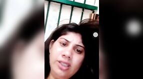 El video XXX de la esposa paquistaní la captura desnuda y haciendo alarde de sus pechos para su amante 2 mín. 30 sec