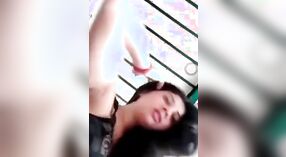 O vídeo xxx da esposa Paquistanesa a captura nua e exibindo seus seios para seu amante 4 minuto 00 SEC