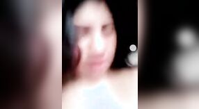 O vídeo xxx da esposa Paquistanesa a captura nua e exibindo seus seios para seu amante 0 minuto 30 SEC