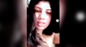 Filmy XXX pakistańskiej żony przechwytują ją nagą i obnoszą się z piersiami dla swojego kochanka 1 / min 00 sec