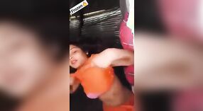 بنگلہ جنسی دیوی flaunts اس کی بڑی سینوں پر کیمرے 0 کم از کم 0 سیکنڈ