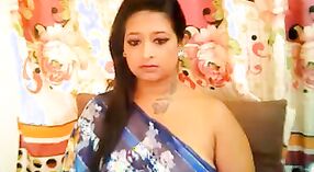 Desi Bhabhi exhibe ses atouts amples dans un spectacle en direct 7 minute 20 sec