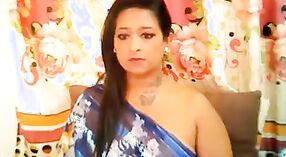 Desi Bhabhi ostenta a sua enorme figura num espectáculo ao vivo 8 minuto 30 SEC