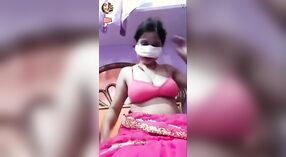 Bhabhi z Indii stawia na uwodzicielski webcam show 1 / min 00 sec