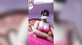 Bhabhi da Índia coloca em um sedutor webcam show 1 minuto 40 SEC