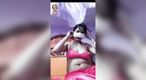 Bhabhi da Índia coloca em um sedutor webcam show 2 minuto 20 SEC