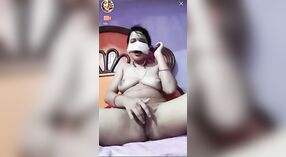 Bhabhi da Índia coloca em um sedutor webcam show 7 minuto 00 SEC