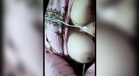 Desi bà nội trợ flaunts cô ấy lớn ngực trên sống cam 0 tối thiểu 40 sn