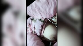 Desi femme au foyer exhibe ses gros seins sur cam live 1 minute 00 sec