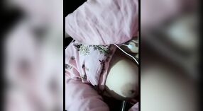 Desi bà nội trợ flaunts cô ấy lớn ngực trên sống cam 1 tối thiểu 00 sn