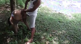 Indiase bhabhi in groene sari wordt hard geneukt onder boom 7 min 00 sec