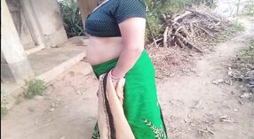 Indyjski bhabhi w zielony sari dostaje przejebane twardy pod drzewo 9 / min 30 sec