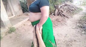 Indyjski bhabhi w zielony sari dostaje przejebane twardy pod drzewo 10 / min 20 sec
