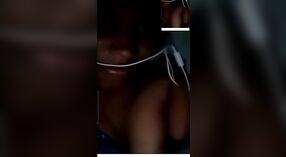 इस भाप से भरा वीडियो में एक युवा श्रीलंकाई लड़की के देसी खरबूजे का क्लोज-अप दृश्य 1 मिन 10 एसईसी