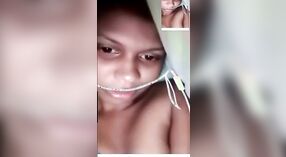 Nahaufnahme der Desi-Melonen eines jungen srilankischen Mädchens in diesem dampfenden Video 2 min 00 s