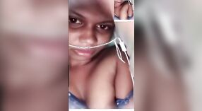 इस भाप से भरा वीडियो में एक युवा श्रीलंकाई लड़की के देसी खरबूजे का क्लोज-अप दृश्य 3 मिन 40 एसईसी