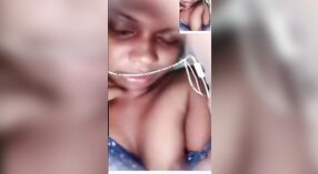 इस भाप से भरा वीडियो में एक युवा श्रीलंकाई लड़की के देसी खरबूजे का क्लोज-अप दृश्य 4 मिन 30 एसईसी