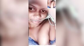 Nahaufnahme der Desi-Melonen eines jungen srilankischen Mädchens in diesem dampfenden Video 5 min 20 s