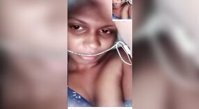이 증기 비디오에서 젊은 스리랑카 소녀의 데시 멜론의 근접보기 6 최소 10 초