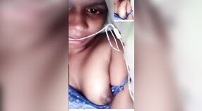 इस भाप से भरा वीडियो में एक युवा श्रीलंकाई लड़की के देसी खरबूजे का क्लोज-अप दृश्य 7 मिन 00 एसईसी