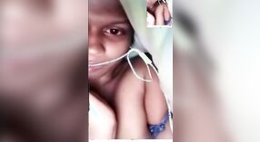 Nahaufnahme der Desi-Melonen eines jungen srilankischen Mädchens in diesem dampfenden Video 7 min 50 s