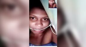 Close-up weergave van een jonge Sri Lankaanse meisje Desi meloenen in deze stomende video 8 min 40 sec