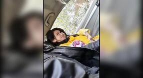 Pakistaans college meisje Paki geeft haar vriendje een sensuele pijpbeurt in de auto 1 min 20 sec