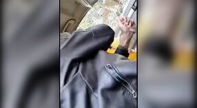 Pakistani collegio ragazza Paki dà lei fidanzato un sensuale pompino in il auto 1 min 50 sec