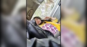 पाकिस्तानी महाविद्यालयीन मुलगी पाकी तिच्या प्रियकराला कारमध्ये एक कामुक आवाज देते 2 मिन 50 सेकंद