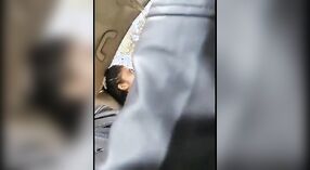 Pakistaans college meisje Paki geeft haar vriendje een sensuele pijpbeurt in de auto 4 min 20 sec