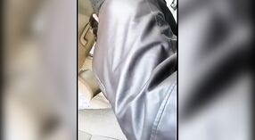 Paquistanês menina da Faculdade Paki dá seu namorado um boquete sensual no carro 0 minuto 50 SEC