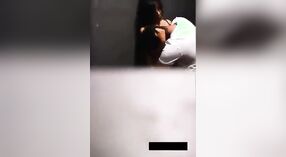 Desi MMS Sex Clip: Une chevauchée sauvage dans la salle d'essai 1 minute 40 sec