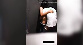 Desi MMS Sex Clip: Une chevauchée sauvage dans la salle d'essai 2 minute 00 sec
