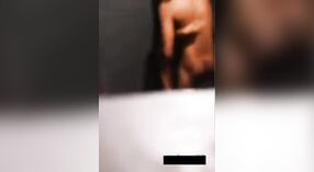 Desi MMS Sex Clip: Une chevauchée sauvage dans la salle d'essai 2 minute 50 sec