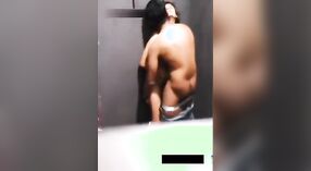 देसी एमएमएस सेक्स क्लिप: ट्रायल रूममध्ये वन्य प्रवास 3 मिन 00 सेकंद