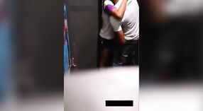 देसी एमएमएस सेक्स क्लिप: ट्रायल रूममध्ये वन्य प्रवास 0 मिन 40 सेकंद