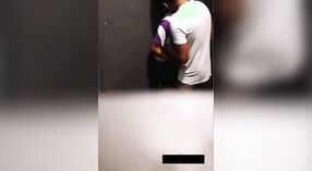 देसी एमएमएस सेक्स क्लिप: ट्रायल रूममध्ये वन्य प्रवास 0 मिन 50 सेकंद