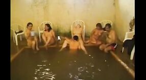 Sexe en groupe au bord de la piscine avec beaucoup d'action orale et vaginale 2 minute 20 sec