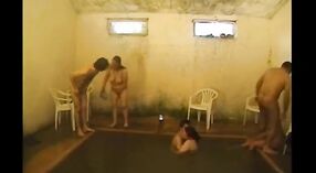Oral ve vajinal eylem bol havuz başında Grup Seks 12 dakika 20 saniyelik
