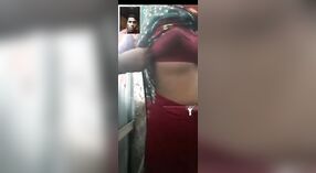 Bangla Desi schoonheid pronkt met haar grote natuurlijke tieten in een selfie video 2 min 00 sec