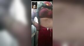 Bangla Desi schoonheid pronkt met haar grote natuurlijke tieten in een selfie video 2 min 10 sec