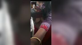 Bangla Desi schoonheid pronkt met haar grote natuurlijke tieten in een selfie video 4 min 00 sec