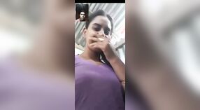 Bangla Desi bellezza mostra le sue grandi tette naturali in un selfie video 0 min 0 sec