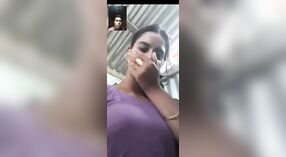 Bangla Desi bellezza mostra le sue grandi tette naturali in un selfie video 0 min 30 sec