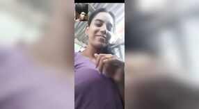 Bangla Desi bellezza mostra le sue grandi tette naturali in un selfie video 0 min 50 sec