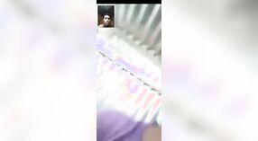 Bangla Desi schoonheid pronkt met haar grote natuurlijke tieten in een selfie video 1 min 00 sec