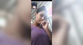 Bangla Desi schoonheid pronkt met haar grote natuurlijke tieten in een selfie video 1 min 10 sec