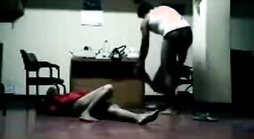 El video de sexo indio de Bhabhi Punam captura la acción caliente y humeante en el pueblo 2 mín. 00 sec
